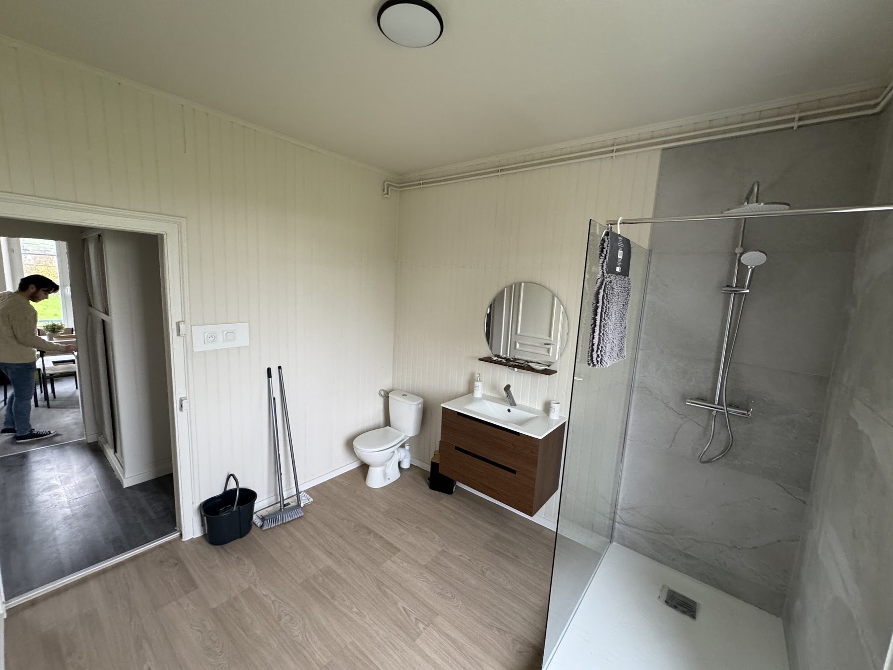 Salle d'eau avec douche à l'italienne